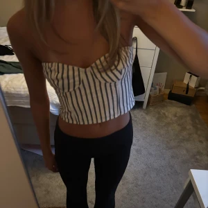 RANDIG BANDEAU KORSETT NA-KD - Jättesnygg slutsåld bandeau korsett från nakd. Passar xxs-xs. Perfekt till hösten