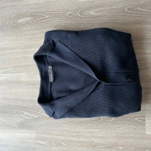 Mörkblå cardigan från dressman - Säljer denna mörkblå cardigan från dressman! | Storlek S | uppskattas till 170cm till 180 cm | skriv om funderingar!