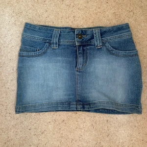 Blå jeanskjol med fickor - Stretch material low waist 