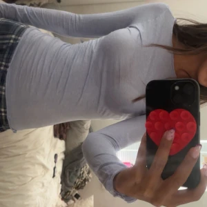 Ljusblå/lila intimissimi tröja  - En ljusblå/lila intimissimi tröja i storlek S, inte använd särskilt mycket då jag inte känner att den riktigt passar mig. Har en liten defekt vid sidan av magen som är ihopsydd så man tänker inte på de särskilt mycket men därav priset. Pris går att diskutera 