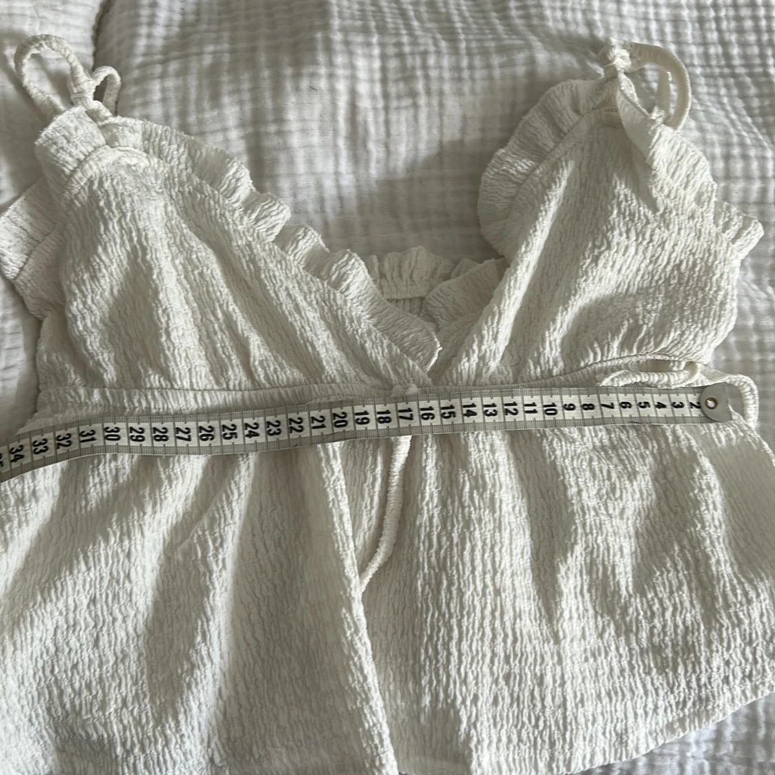 Vit croppad linnetopp med volang - 3