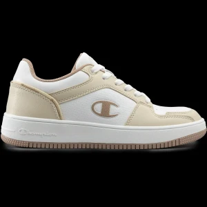 Beige och vita sneakers från Champion - Snygga sneakers från Champion i beige och vitt med klassisk låg profil. Skorna har snörning, rund tå och platt sula. Tillverkade i syntetmaterial med diskret Champion-logga på sidan och hälen. Perfekta för en clean och stilren vardagslook.