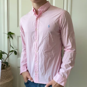 Ralph Lauren skjorta M slim fit rosa  - Ralph Lauren skjorta M slim fit rosa, inga defekter. Väldigt väldigt tunt material. Modellen är 180,75 kg. Mindre i storlek. 🫶