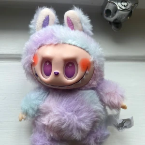 Labubu  - Äkta labubu de e luck tror jag jag den är äkta ingen kartong ingår men på kartongen är de en Qr cod och på dockan är de men den är äkta pris kan diskuteras