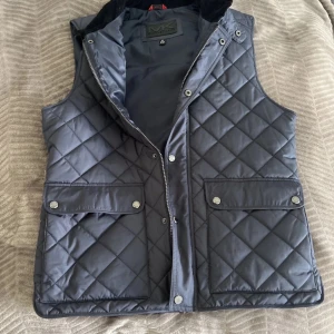 Michael Kors Väst - Säljer en snygg oanvänd väst från Michael Kors. Den är i en snygg blå färg som passar bra till hösten. Pris kan diskuteras vid snabb affär. 