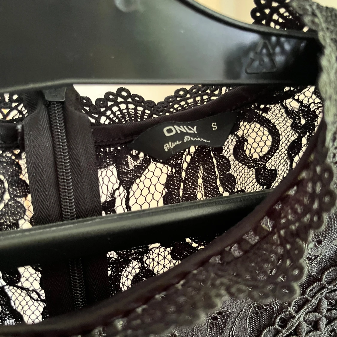 Svart spetsblus från ONLY - 1