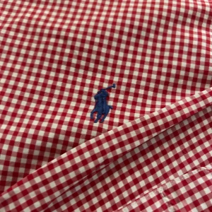 Rutig röd skjorta från Polo Ralph Lauren - Säljer en klassisk röd och vit rutig skjorta från Polo Ralph Lauren. Skjortan har lång ärm, button-down krage och blå broderad logga på bröstet. Tillverkad i bomull och har knappar framtill. Perfekt för dig som behöver fräscha och nya kläder till hösten! skjortan är i mycket bra skick utan märkbara skador och fläckar. Det är storlek Custom fit men passar S/M