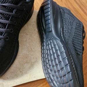 Helt nya Walking skor svarta stl 43. - Svarta löparskor som är helt nya, fel storlek till mig. Nypris 339:-. Mitt pris 239:-