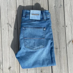 Blå jeans från Tramarossa - Säljer dessa feta jeansen från Tramarossa!      Storlek 33 | Skick 9/10 | Modell~Leonardo slim.    Hör av dig vid frågor eller om det önskas fler bilder!
