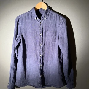 Gant linneskjorta - Säljer en stilren mörkblå skjorta från Gant i linne. Skjortan har klassisk krage, vita knappar och en bröstficka med broderad Gant-logga. Den är i bra skick och är sällan använd. Skjortan har inga defekter. Den är i storlek 158-164 men passar xs. Hör av er vid minsta fundering🤩