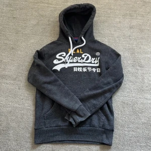 Superdry Hoodie - Tja! Säljer nu denna feta Superdry hoodie! Den är fodrad så perfekt för dessa kyligare dagar! Nypris: 1499 kr❌‼️Mitt pris: 499✅ Skrivnvid minsta fundering och pris kan diskuteras!🤝
