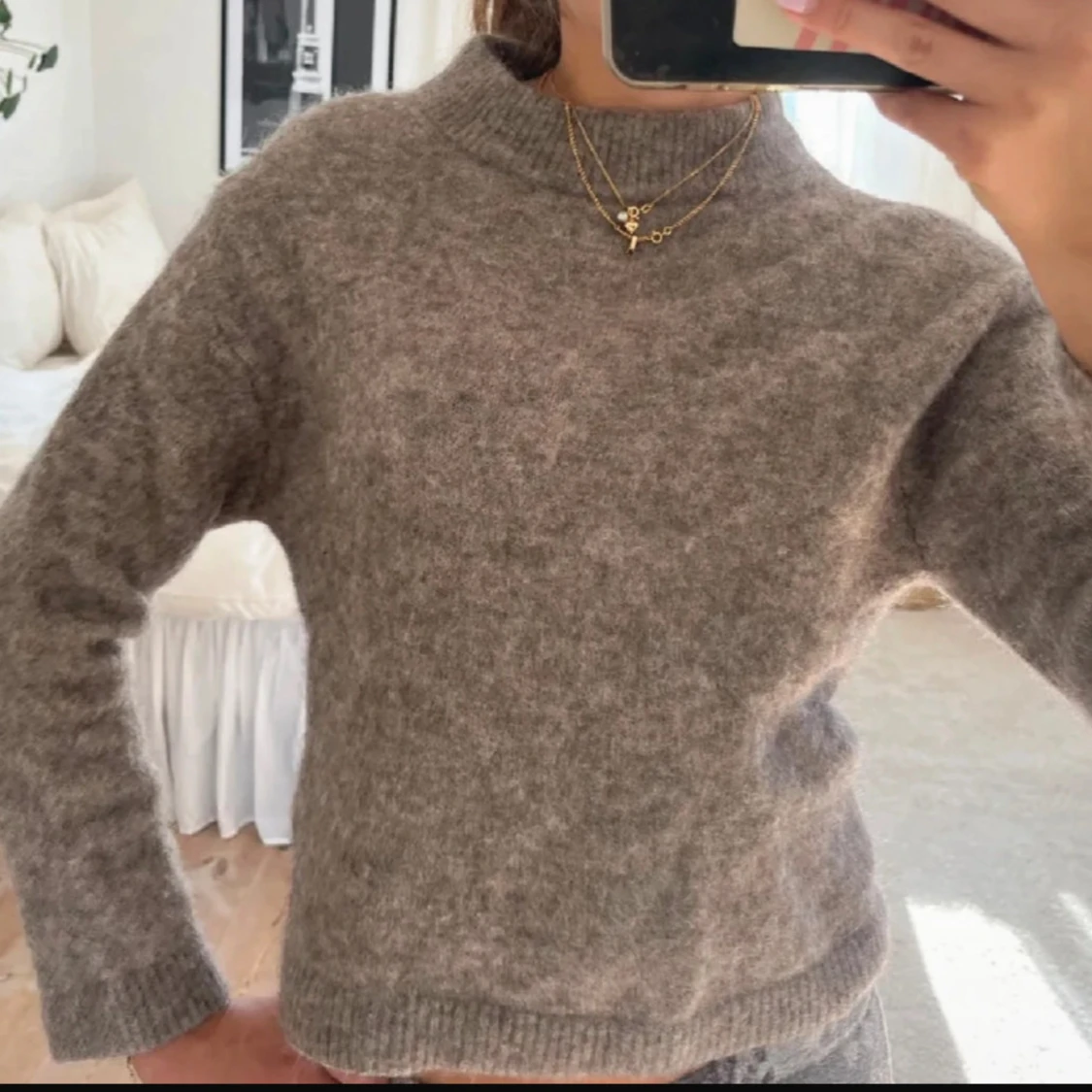 Brun stickad tröja med hög krage