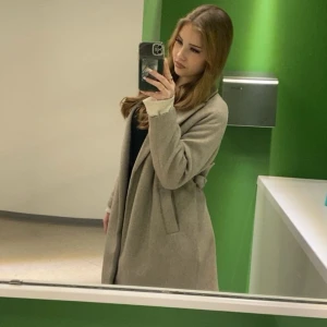 Kappa - Jättefin kappa med knytning. Passar xs-s. Säljer då den inte riktigt är min stil, ej använd. Nopprig men annars fint skick. Hör av dig vid frågor eller intresse💓💓