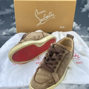 Christian Louboutin skor - Christian Louboutin skor i storlek 40.5 ~ passar även 41–41.5 ~ härligt skick 8.9/10 ~ pm vid frågor ~ pris går att diskutera endast skor ingår 