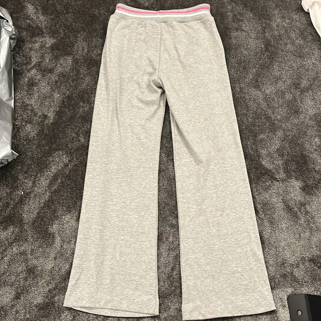 Grå mjukisbyxor från abercrombie and fitch med rosa detalj - 1