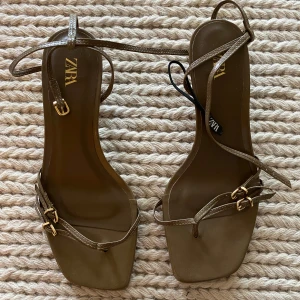 Klackar från Zara  - Snygga klackar från Zara med gulddetaljer. 