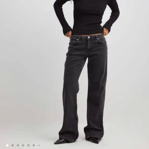 Lågmidjade jeans från nakd - Svarta raka jeans med låg midja från nakd! Fint skick då jag bara använt dom några få gånger. Säljer då de inte passar mig