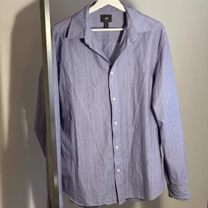 Randig blå skjorta från H&M Loose Fit - Säljer en blå loose fit skjorta från H&M i storlek S. 