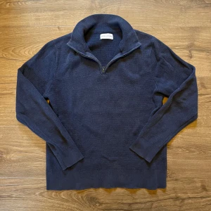 These Glory Days 1/4 zip - Säljer nu denna feta These Glory Days 1/4 zip | storlek S | Org pris är 1200 men säljer för 450 | Priset kan diskuteras vid snabb affär | Hör av dig vid minsta fundering |