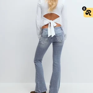 Ljusblå bootcut low waist jeans - Säljer dessa nästan intill helt nya Gina jeansen, helt slutsålda på Gina och är i storlek S, använt endast 2 gånger  