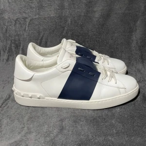 Valentino Garavani Open skor vit/blå - Säljer ett par Valentino opens🙌🏻| Storlek 44 | Skick 9/10🔥| Skrov vid minsta fundering 💭|