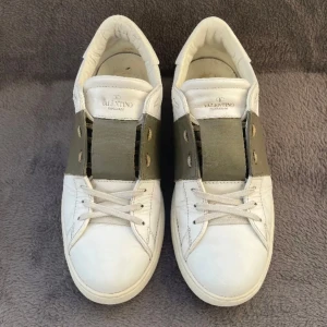 Valentino Garavani Open skor vit/khaki - Säljer ett par Valentino opens🙌🏻| Storlek 42.5 | Skick 7.5/10🔥| Allt og medföljer | Skriv vid minsta fundering 💭|