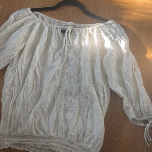 Vit topp/blus Stockholmsstil - Varsamt använd. Finns ej längre att köpa i butik.