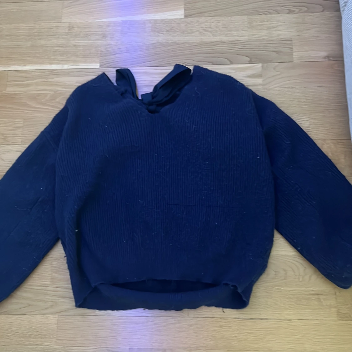 Mörkblå stickad tröja med rosett - 2