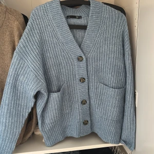Ljusblå stickad kofta från 157 XS - Supermysig ljusblå stickad kofta från 157 i storlek XS, är väldigt stor i storleken. Koftan har stora framfickor och knappar framtill. Säljer då den är för stor.