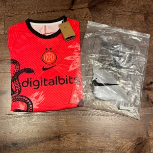 Inter Milan röd Nike Dri-FIT matchtröja - Inter Milan fotbollströja. Aldrig använd med prislappen på.  Tillverkad i lätt Dri-FIT-material som andas. Storlek M. 