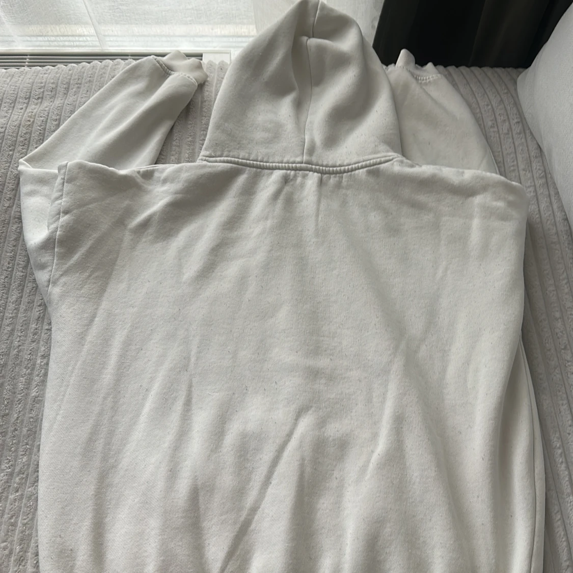 Vit hoodie med huva och ficka - 1