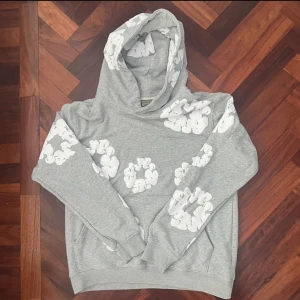 Denim tears hoodie  - Grå hoodie från Denim Tears. Fräsch hoodie nu i sommar och till hösten. Inga defekter och näst intill ny. Pris kan diskuteras vid snabb affär. 