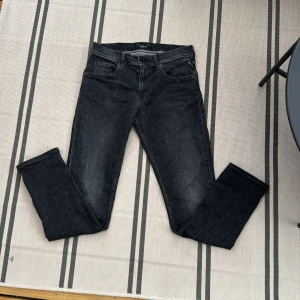 Svarta Replay jeans, rak modell - Snygga svarta jeans från Replay i rak modell. Jeansen har klassisk femficksdesign, normal passform och är tillverkade i mjukt denimtyg. Perfekta för dig som gillar en stilren look med mörka jeans. Skick=9/10 är sällan använda. Köpte dem för 749kr, säljer dem för 450kr. Vid frågor eller mer bilder är det bara att höra av sig. Priset går att diskuteras