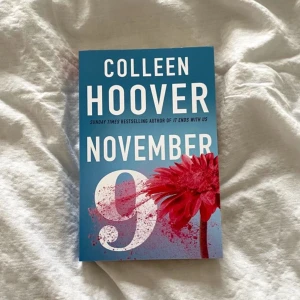 November 9 - Boken november 9 av Collen Hoover , bra skick några få repor annars bra 💓💓