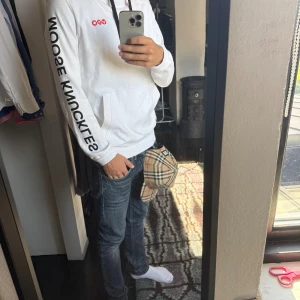 Moose Knuckles hoodie - Säljer denna hoodie pågrund av att jag aldrig använder den. Den är äkta. Vill få sålt snabbt så skicka gärna prisförslag osv svarar och skickar snabbt. 