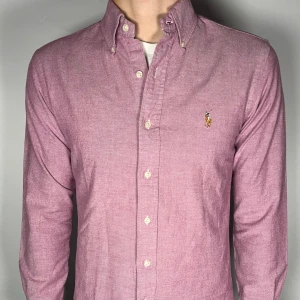 Ralph lauren skjorta - En riktig snygg och trendig Ralph lauren skjorta i fint skick, storlek S, slimfit , vid frågor är det bara att skriva // Gramenti 