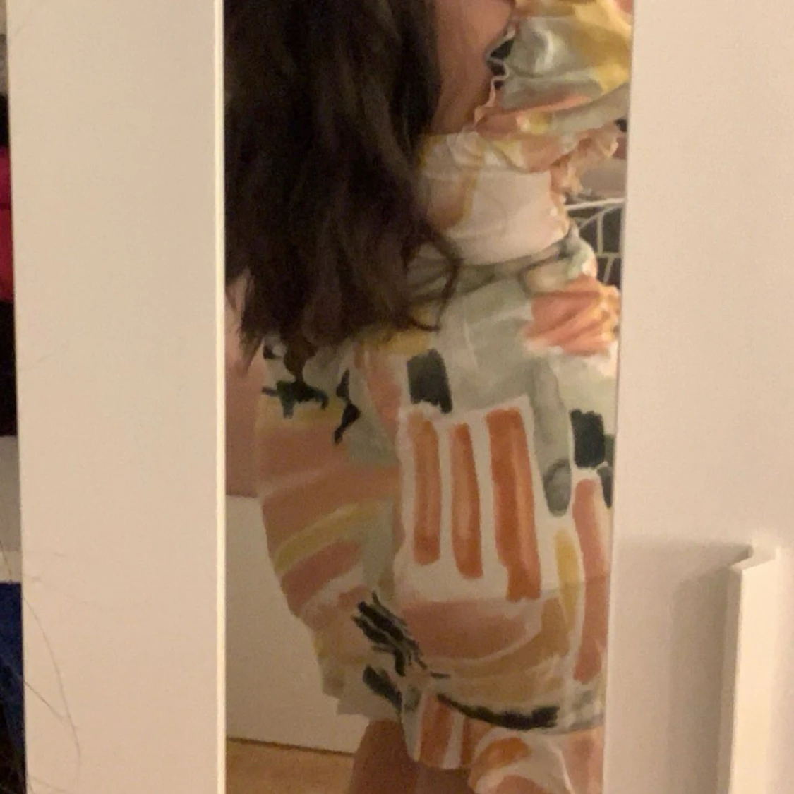 Färgglad kortklänning med cut-out - 1