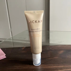 Hickap Honey Glow Priming Moisturizer - Honey Glow Priming Moisturizer från Hickap är en vegansk primer och fuktkräm i ett. Kommer i en beige tub med pump och ger huden en naturlig glow. Passar alla hudtyper och har en lätt, krämig konsistens med en varm ton. Aldrig använd :)