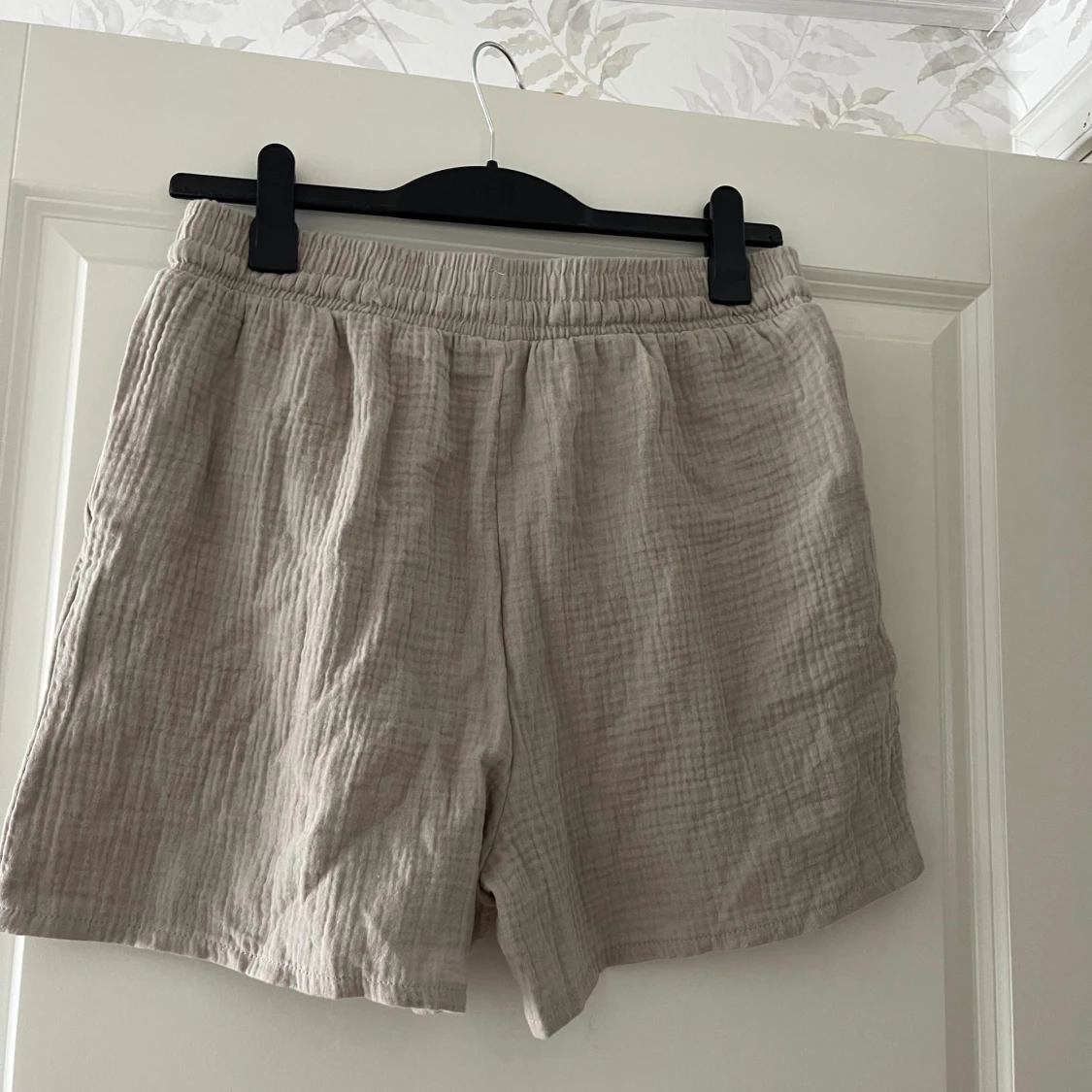 Beige shorts i bomull med snörning - 1
