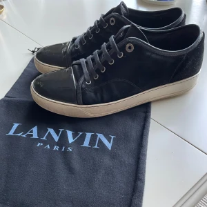 Lanvin - Säljer ett par lanvins i storlek 43 men som även passar 44, om ni vill ha mer bilder eller nån annan info om skon är det bara att höra av sig!🔥