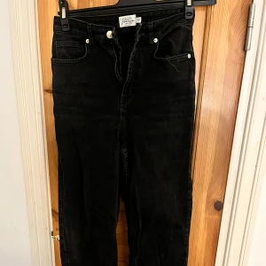Svarta raka jeans Gina Tricot - Svarta jeans från NA-KD med klassisk femficksdesign och raka ben och Hög midja 