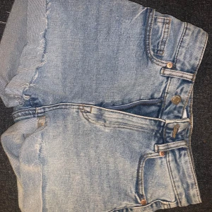 Ljusblå jeansshorts från H&M - Säljer mina shorts från H&M i storlek 34 eftersom de inte passar längre💗 de är uppvikta men de är endast så jag använt dem så det går att vika ner om man inte vill ha uppvikt! Skulle säga de är hög midjade
