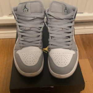 Nike Air Jordan 1 Mid grå/blå sneakers - Säljer dessa skor som är lite använda, men fortfarande i mycket bra skick. Inga större märken. Anledningen till att jag säljer dem är att jag inte använder dem så mycket som jag trodde att jag skulle. köpte de för 1750 kr STORLEK 41 