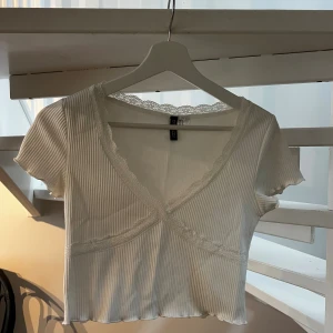 Fin topp med spets detalj - Croppad topp med spets detalj stl S