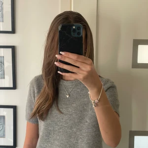 Zara tröja - Kortärmad stickad tröja ifrån Zara. Super söt som är perfekt nu till hösten!🍁