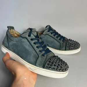 Christian Louboutin skor - Christian Louboutin skor i en väldigt eftertraktad färg. Skick: 7.5/10, därav priset. Vid frågor är det bara att höra av sig🤗 buda gärna 