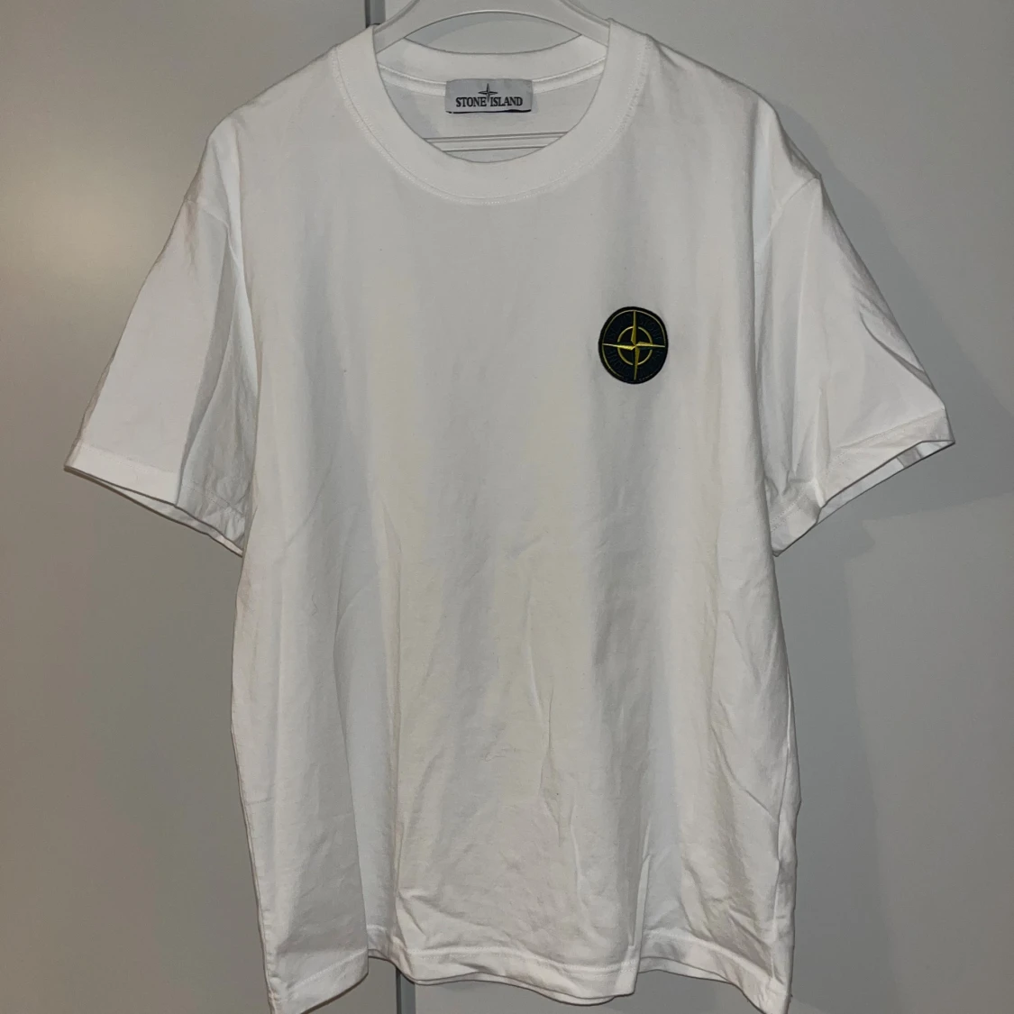 Vit Stone Island t-shirt med logga