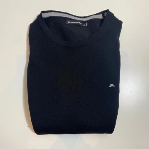 J.Linberg merinoull tröja - Merino crewneck från jlindberg. Tröjan är i riktigt bra skick, inga defekter. Storlek S men sitter xs, . Slim fit. Kontakta mig för fler frågor eller funderingar!