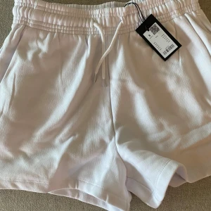 Mjukisshorts  - Vita mjukisshorts.