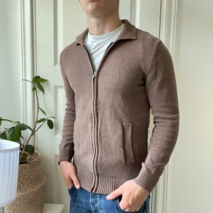 Dressman full zip brun S - Dressman full zip brun S, inga defekter! Sköna fickor och najs passform! Modellen är 180,75 kg 🫶